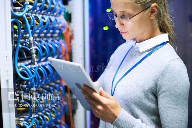在超级计算机工作的女工程师Female Engineer Working with Supercomputer